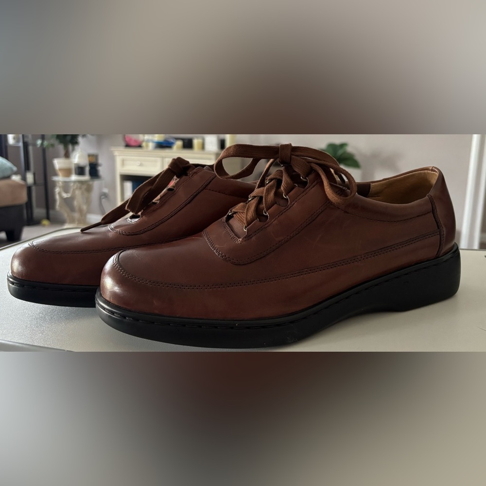 Women’s 11E Auditions Brown Leather Oxfords with Lace-Up Design